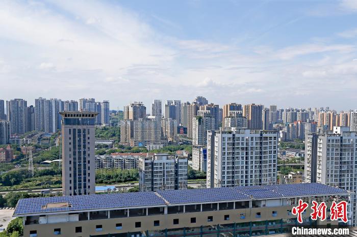 圖為輝騰能源在重慶市九龍坡區(qū)留學(xué)生創(chuàng)業(yè)園屋頂建設(shè)的光伏發(fā)電示范項(xiàng)目?！∈茉L企業(yè)供圖