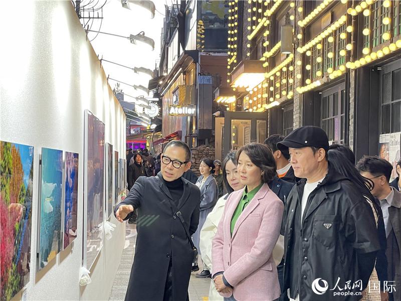 韓國(guó)中小風(fēng)險(xiǎn)企業(yè)部長(zhǎng)官李永參觀梨泰院街頭藝術(shù)展。實(shí)習(xí)生 許鵬飛攝