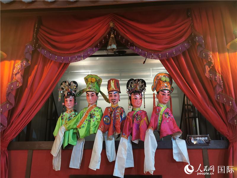 3D公仔戲臺。人民網(wǎng)記者 符園園攝