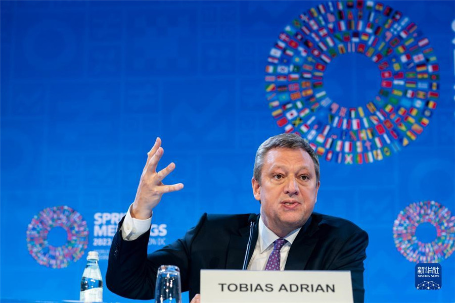 4月11日，在美國(guó)華盛頓，IMF貨幣與資本市場(chǎng)部主任托比亞斯·阿德里安出席記者會(huì)。新華社記者 劉杰 攝
