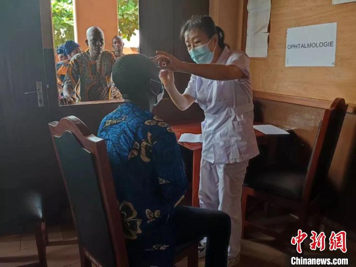 義診現(xiàn)場?！≈袊?寧夏)第26批援貝寧醫(yī)療隊 供圖