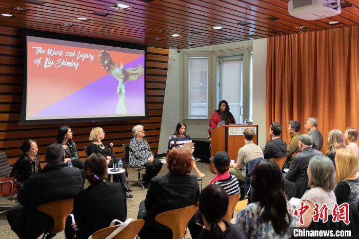 4月11日，紐約市立大學(xué)麥考利榮譽(yù)學(xué)院院長(zhǎng)達(dá)拉·伯恩主持劉士銘雕塑作品《想飛的人》收藏揭幕儀式?！⑹裤懰囆g(shù)基金會(huì) 供圖