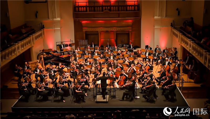 “東西之間”交響音樂會(huì)在倫敦舉辦。人民網(wǎng) 郭錦標(biāo)攝