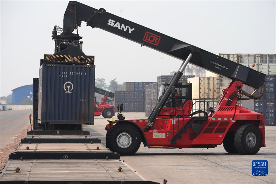 4月15日，老中鐵路有限公司的工人在老撾萬(wàn)象南站裝載貨物。萬(wàn)象南站是中老鐵路老撾段主要貨運(yùn)站，靠近老撾與泰國(guó)邊境。因其獨(dú)特的地理位置和物流轉(zhuǎn)運(yùn)配送區(qū)位優(yōu)勢(shì)，萬(wàn)象南站成為中老泰等國(guó)貨物中轉(zhuǎn)的“旱碼頭”。新華社記者 邢廣利 攝