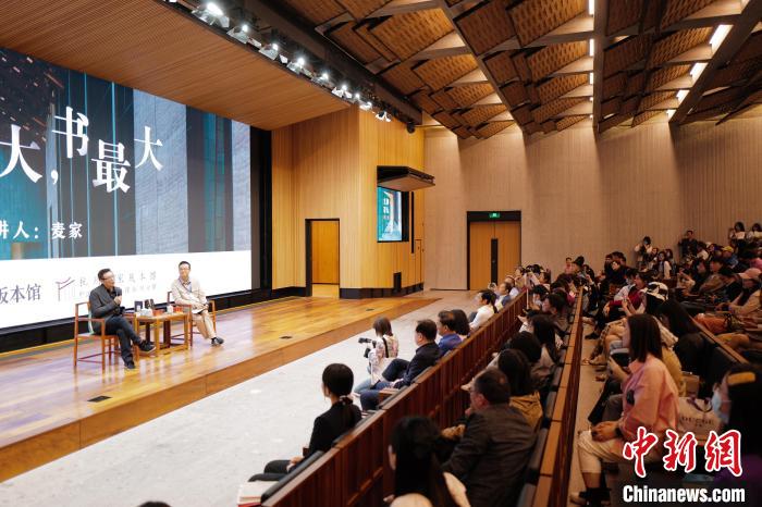 講壇活動現(xiàn)場。　張煜歡 攝