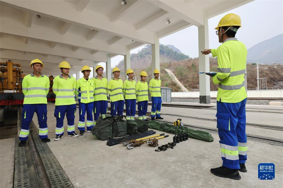 4月17日，瑯勃拉邦維保管理中心的工人在老撾瑯勃拉邦站附近進(jìn)行接觸網(wǎng)維修保養(yǎng)演練?，槻罹S保管理中心由中國(guó)鐵路昆明局集團(tuán)公司普洱基礎(chǔ)設(shè)施段按異地車間管理，根據(jù)昆明鐵路局與老中鐵路有限公司簽訂的中老鐵路固定設(shè)備維管合同，負(fù)責(zé)老撾境內(nèi)磨丁至萬(wàn)象南段工務(wù)、供電、信號(hào)等固定設(shè)備養(yǎng)護(hù)維修及管理工作。新華社記者 邢廣利 攝