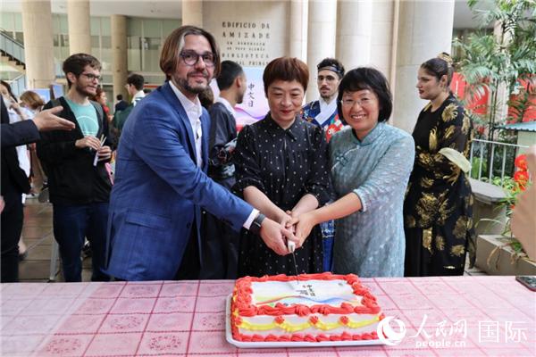 活動現(xiàn)場，田敏總領(lǐng)事與里約天主教大學(xué)孔子學(xué)院中外方院長共同切蛋糕祝賀中文日活動成功舉辦。人民網(wǎng)記者時(shí)元皓 攝