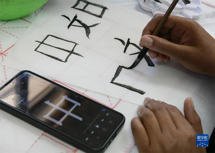 4月18日，肯尼亞學(xué)生在內(nèi)羅畢大學(xué)孔子學(xué)院舉辦的活動(dòng)上寫毛筆字?？夏醽唭?nèi)羅畢大學(xué)孔子學(xué)院18日舉辦“中文，增進(jìn)文明對(duì)話”主題活動(dòng)，慶祝即將到來的第14個(gè)聯(lián)合國中文日?？夏醽唽W(xué)生參與互動(dòng)，進(jìn)行書法、剪紙、唱中文歌等活動(dòng)。新華社記者 韓旭 攝