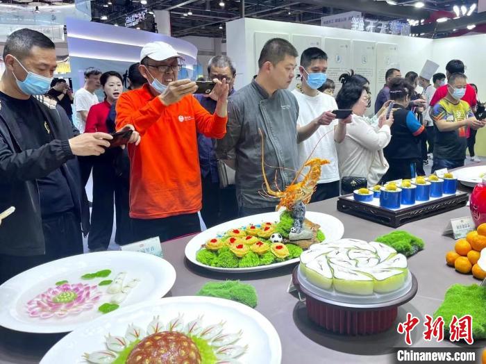 游客對展品充滿興趣?！⊥糨W文 攝