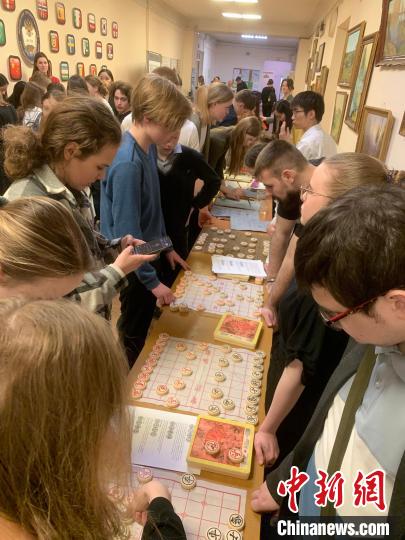 4月21日，莫斯科國立語言大學孔子學院附屬中學舉辦“國際中文日”活動，學生們學習中國象棋?！∧箍茋⒄Z言大學孔子學院 供圖