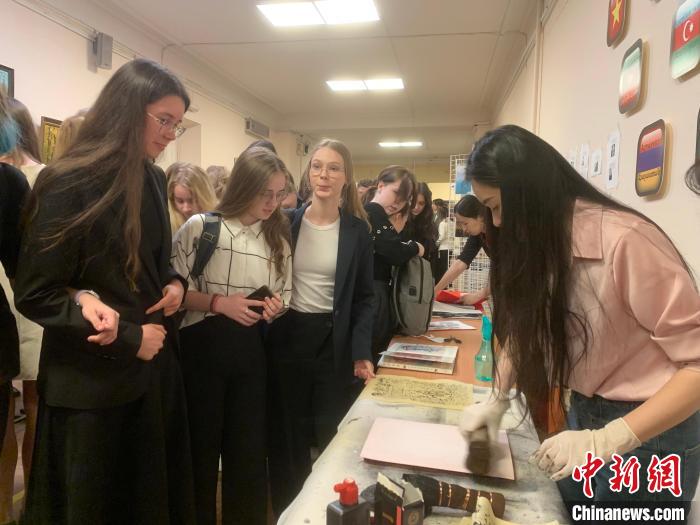 4月21日，莫斯科國立語言大學孔子學院附屬中學舉辦“國際中文日”活動，學生們體驗雕版印刷?！∧箍茋⒄Z言大學孔子學院 供圖