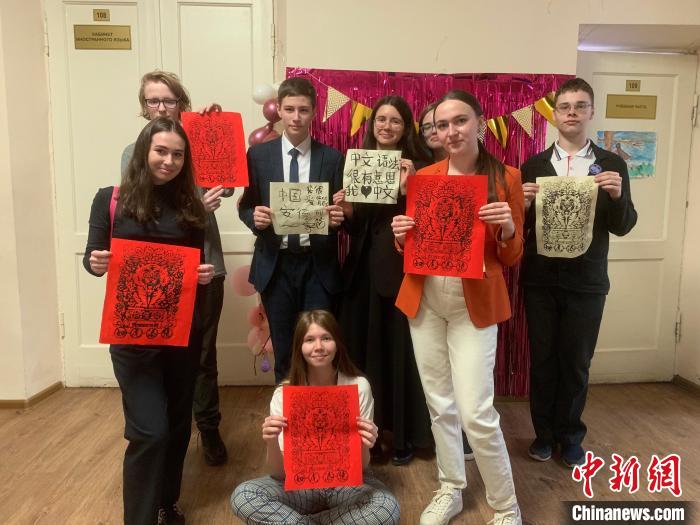 4月21日，莫斯科國立語言大學孔子學院附屬中學舉辦“國際中文日”活動，學生們展示自己的學習成果?！∧箍茋⒄Z言大學孔子學院 供圖