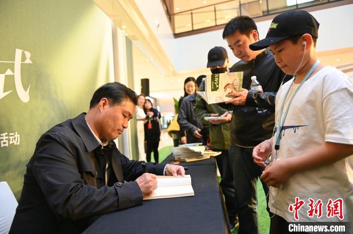 薛濤進(jìn)行圖書簽售?！∮诤Ｑ?攝