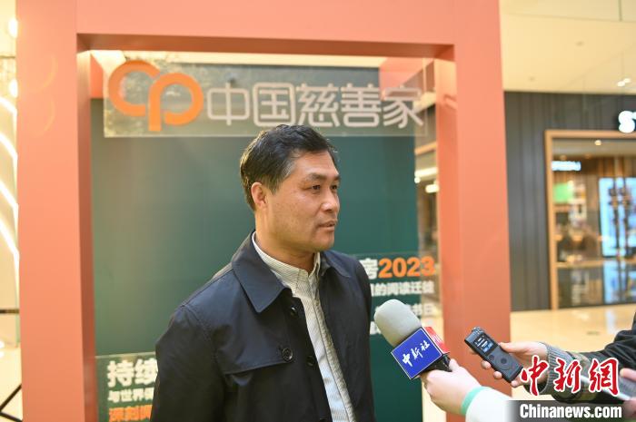 薛濤接受采訪?！∮诤Ｑ?攝