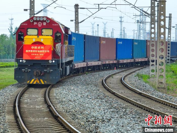 中歐班列長(zhǎng)安號(hào)俄羅斯菜籽油回程石羊集團(tuán)專列順利抵達(dá)西安國際港站?！∥靼矅H港務(wù)區(qū)供圖