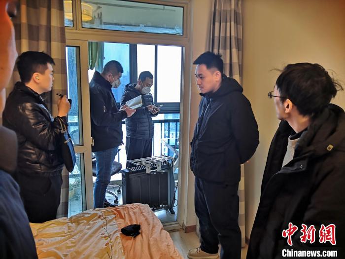 丹東市公安局民警抓捕犯罪嫌疑人，在其家中進(jìn)行搜查?！〉|市公安局供圖