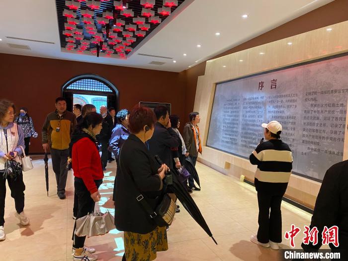 中共中央統(tǒng)戰(zhàn)部舊址里參觀者絡(luò)繹不絕。　李曉偉 攝