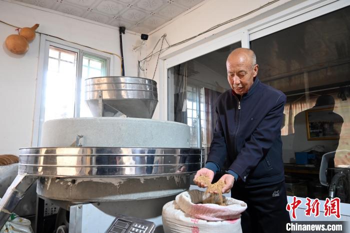 李家莊村民谷文朝重拾父輩的手藝，做起石磨面粉的營生?！〉杂鸺?攝