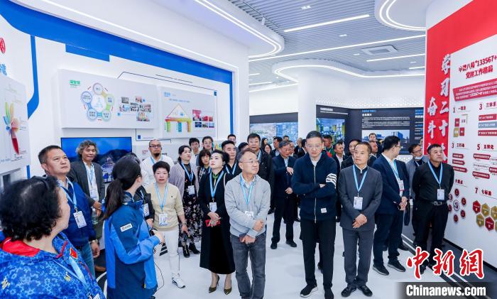 僑商、僑胞們考察金漪湖科創(chuàng)智造平臺(tái)重大基礎(chǔ)設(shè)施項(xiàng)目?！≈鬓k方供圖