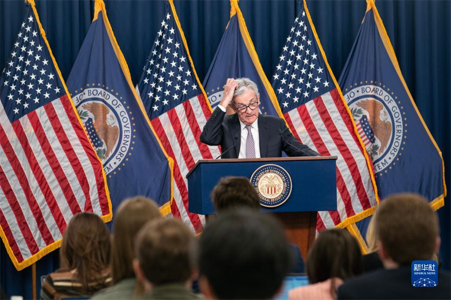 5月3日，美國(guó)聯(lián)邦儲(chǔ)備委員會(huì)主席鮑威爾在華盛頓出席新聞發(fā)布會(huì)。美國(guó)聯(lián)邦儲(chǔ)備委員會(huì)3日結(jié)束為期兩天的貨幣政策會(huì)議，宣布再次將聯(lián)邦基金利率目標(biāo)區(qū)間上調(diào)25個(gè)基點(diǎn)到5%至5.25%之間。新華社記者劉杰攝