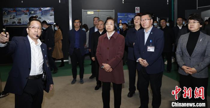 臺(tái)盟中央主席蘇輝近日率調(diào)研組赴吉林、遼寧開展重點(diǎn)考察調(diào)研。圖為在中航工業(yè)沈陽(yáng)飛機(jī)設(shè)計(jì)研究所調(diào)研。　臺(tái)盟中央供圖