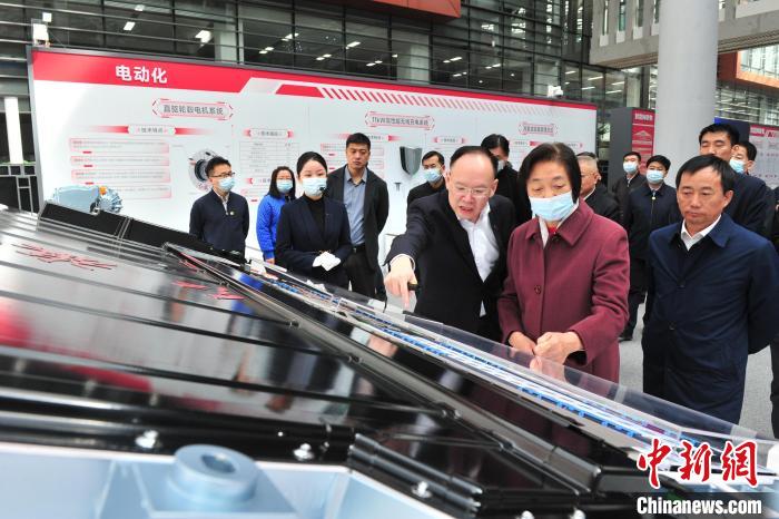 臺(tái)盟中央主席蘇輝近日率調(diào)研組赴吉林開展重點(diǎn)考察調(diào)研。圖為在中國(guó)第一汽車集團(tuán)有限公司調(diào)研?！「啐埌?攝