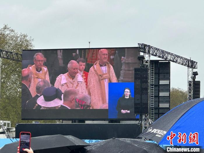 當?shù)貢r間5月6日，英國國王查爾斯三世的加冕儀式舉行。民眾雨中觀看儀式?！W陽開宇 攝