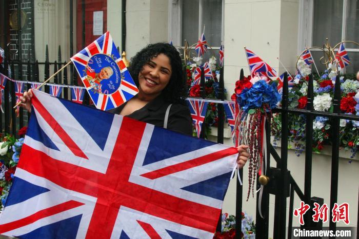 當?shù)貢r間5月6日，英國國王查爾斯三世的加冕儀式舉行。圖為前往觀禮區(qū)的民眾?！埰?攝