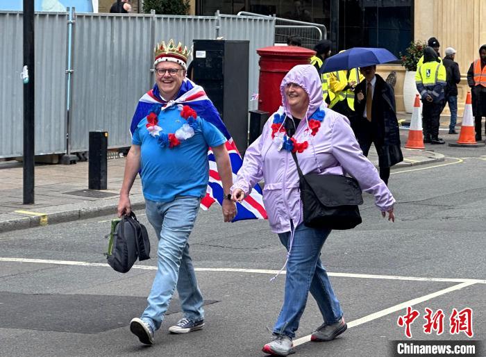 當?shù)貢r間5月6日，英國國王查爾斯三世的加冕儀式舉行。圖為前往觀禮區(qū)的民眾?！W陽開宇 攝