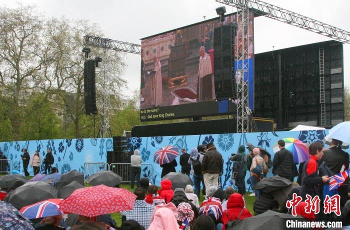 當?shù)貢r間5月6日，英國國王查爾斯三世的加冕儀式舉行。民眾雨中觀看儀式?！W陽開宇 攝