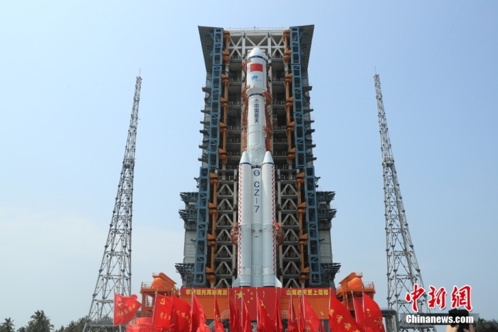 圖為轉運現(xiàn)場。攝影 邱立軍 黃國暢