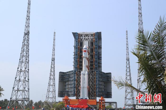 北京時(shí)間5月7日，天舟六號(hào)貨運(yùn)飛船與長(zhǎng)征七號(hào)遙七運(yùn)載火箭組合體垂直轉(zhuǎn)運(yùn)至發(fā)射區(qū)?！∏窳④?黃國(guó)暢 攝