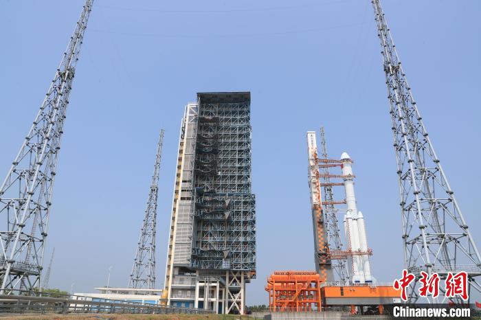 北京時(shí)間5月7日，天舟六號(hào)貨運(yùn)飛船與長(zhǎng)征七號(hào)遙七運(yùn)載火箭組合體垂直轉(zhuǎn)運(yùn)至發(fā)射區(qū)?！∏窳④?黃國(guó)暢 攝