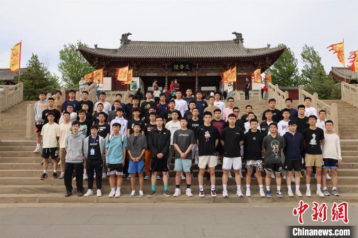 比賽結束后，兩岸學生參訪高平炎帝陵?！≈鬓k方供圖