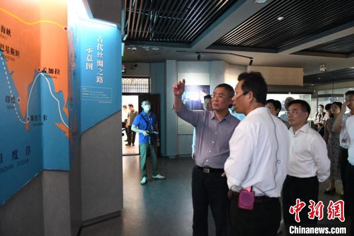 圖為蔡達峰一行在合浦漢代文化博物館考察。　林浩 攝