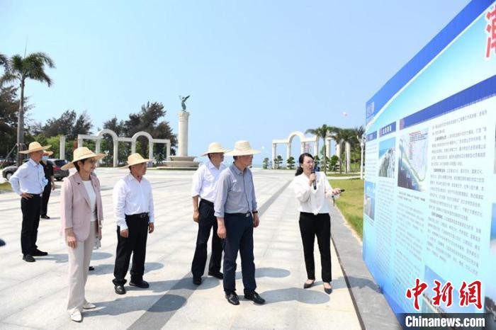 圖為蔡達峰一行了解北海銀灘景區(qū)改造提升工程情況?！×趾?攝