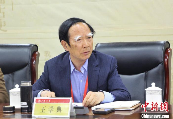 山東大學(xué)儒學(xué)高等研究院執(zhí)行院長、《文史哲》雜志主編王學(xué)典主持首場主題發(fā)言?！≮w曉 攝