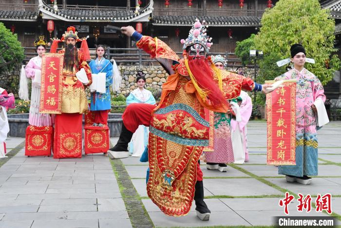 “00后”戲曲演員在楓香瑤寨表演溆浦辰河目連戲?！钊A峰 攝