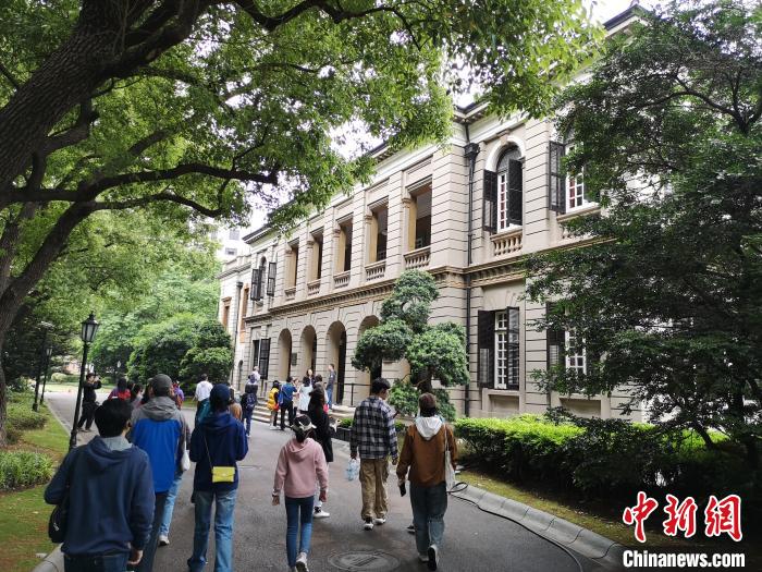 新階層人士參觀英國(guó)駐滬領(lǐng)事館?！》队畋?攝