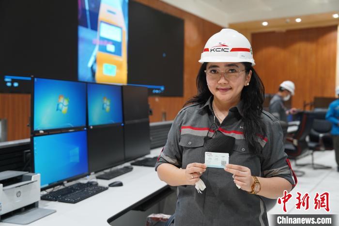 5月8日，客票系統(tǒng)負責(zé)人展示樣票。趙玅圓 攝