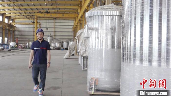 汪光典在不銹鋼罐體生產(chǎn)車間。　張傳明 攝