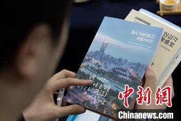 參展觀眾閱讀浙江文旅手冊(cè)?！《≌裾?攝