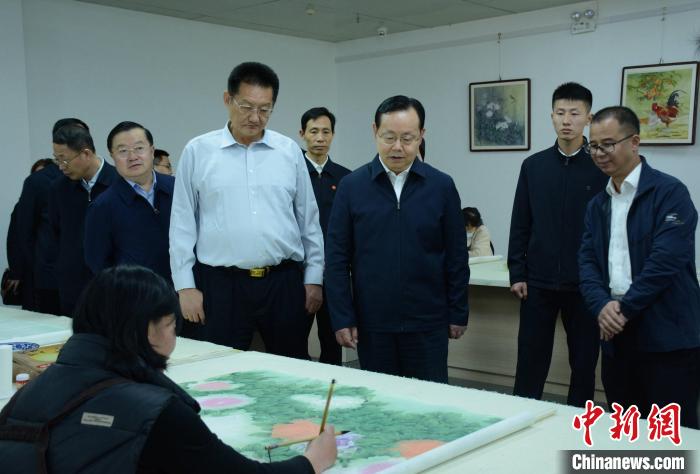 致公黨中央主席蔣作君近日率調(diào)研組赴山東開展重點(diǎn)考察調(diào)研。圖為在菏澤市巨野縣書畫院調(diào)研。　呂妍 攝