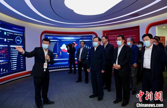 致公黨中央主席蔣作君率調(diào)研組赴天津開展重點(diǎn)考察調(diào)研。圖為在云賬戶共享經(jīng)濟(jì)信息咨詢有限公司調(diào)研。　劉俊蒼 攝