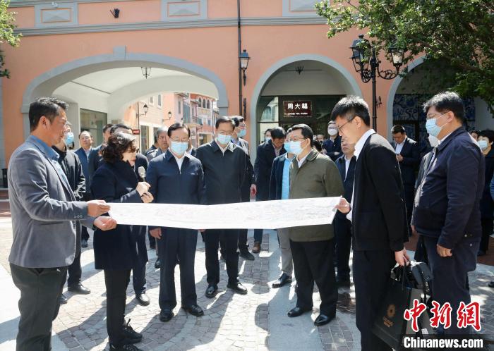 致公黨中央主席蔣作君近日率調(diào)研組赴天津開展重點(diǎn)考察調(diào)研。圖為在佛羅倫薩小鎮(zhèn)調(diào)研。　劉俊蒼 攝