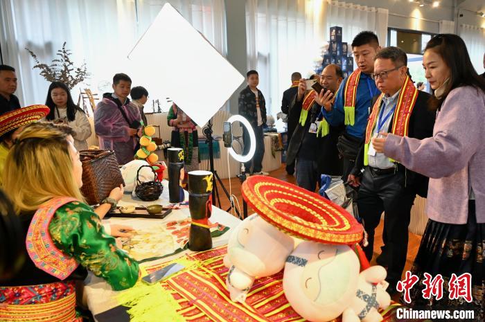 東盟國家媒體記者了解雪峰山非遺出海直播。　張卓 攝
