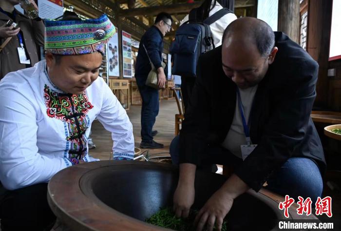 東盟國家媒體記者了解制茶工藝。　張卓 攝