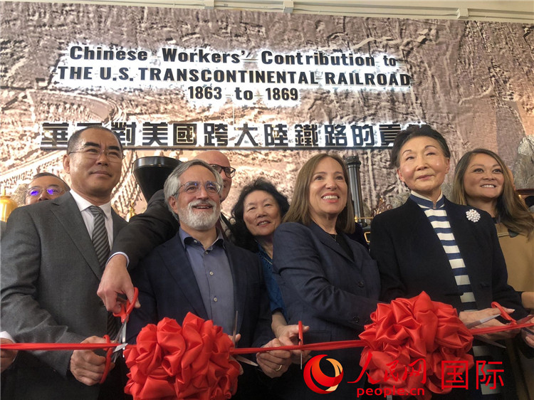 圖為（從右到左）方李邦琴、加州副州長康依蓮、舊金山市議長佩斯金、中國駐舊金山副總領(lǐng)事潘慶江在剪彩。人民網(wǎng)記者 鄧圩攝