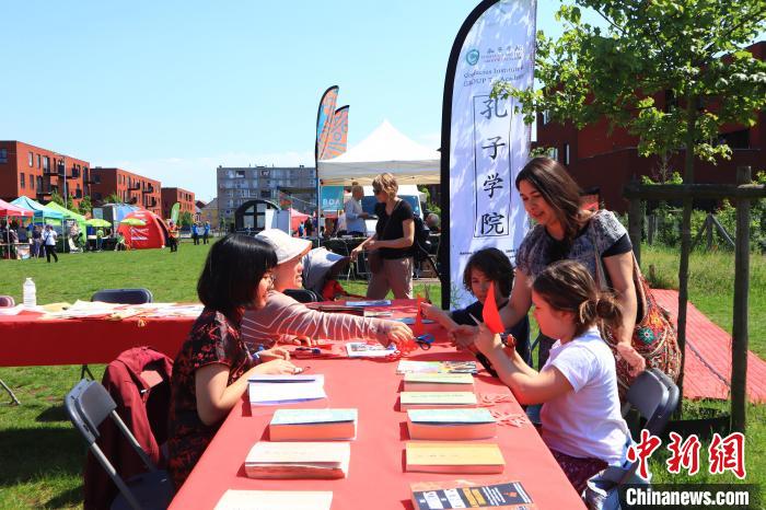 孩子們在工作坊學習剪紙?！◆斻肟鬃訉W院供圖