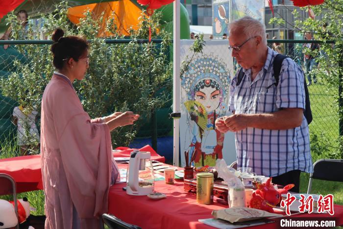 當地民眾參加中國茶介紹和品茶活動?！◆斻肟鬃訉W院供圖